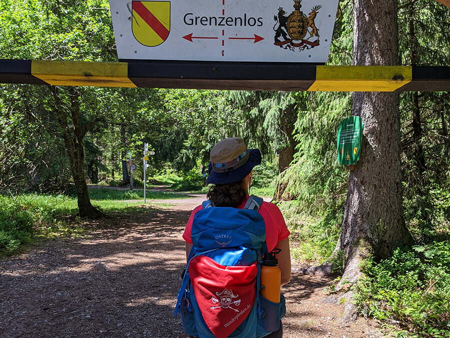 Auf dem Grenzweg zwischen Baden und Württemberg